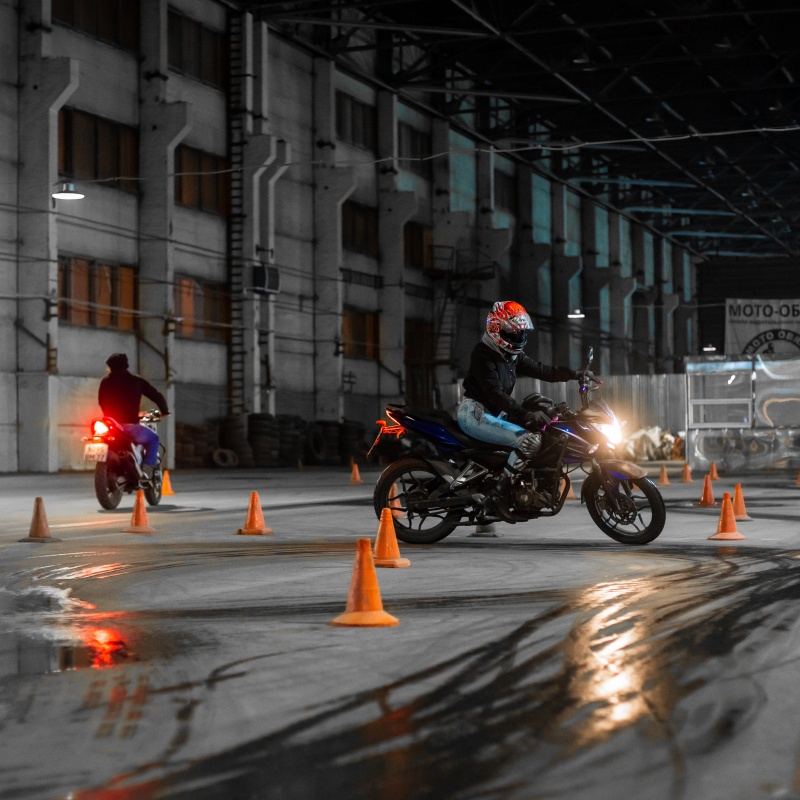 Gmole motocyklowe przy motocyklu adventure